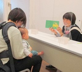 中央館で「読みきかせ体験」をしている様子