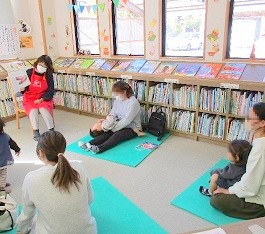 三和分館で『おはなし会』を開催している様子