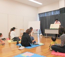 中央館で「えほんのへや」を開催している様子