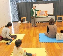 中央館で「おはなしのひろば」を開催している様子