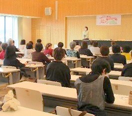 中央館「今西茂子さん講演会 子どもと大人の絵本の時間」講演の様子