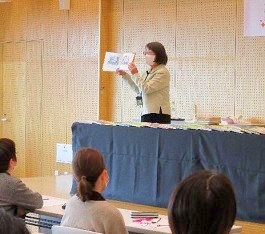 中央館「今西茂子さん講演会 子どもと大人の絵本の時間」講演の様子