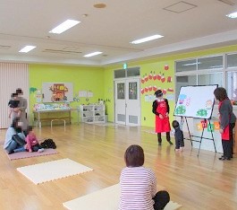 大江分館で「おはなし会」を開催している様子