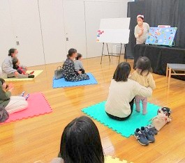 中央館で「おはなしのひろば」を開催している様子