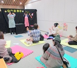 夜久野分館で「おはなし会」を開催している様子