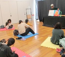 中央館で「おはなしのひろば」を開催している様子