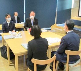 岡田内閣府特命担当大臣と大橋市長が意見交換会されている様子