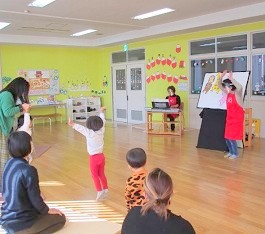 大江分館で「おはなし会」を開催している様子