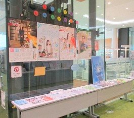 中央館で「創業支援パネル展」の展示をしている様子