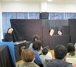 中央館で「冬のおはなし会スペシャル」を開催している様子