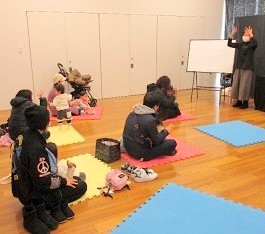 中央館で「えほんのへや」を開催している様子