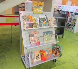 中央館で「江戸時代にタイムトリップ!」の展示をしている様子