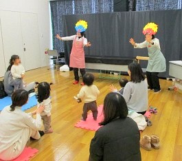 中央館で「えほんのへや」を開催している様子