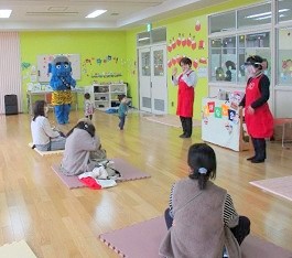 大江分館で「おはなし会」を開催している様子