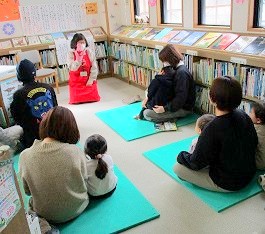 三和分館で「おはなし会」を開催している様子