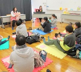 中央館で「えほんのへや」をしている様子