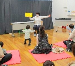 中央館で「おはなしのひろば」をしている様子