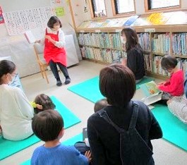 三和分館で「おはなし会」を開催している様子