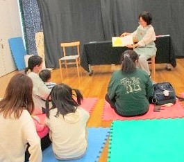 中央館で「えほんのへや」を開催している様子