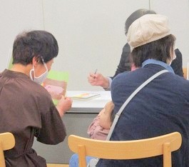 中央館で「読みきかせ体験」をしている様子