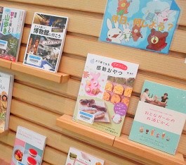 中央館5月『休日、何しよう?』のテーマ展示の様子