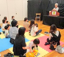 中央館で「おはなしのひろば」をしている様子