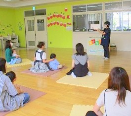 大江分館で「おはなし会」をしている様子