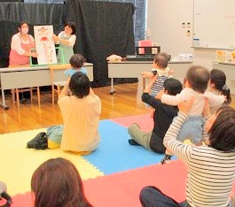 中央館で「えほんのへや」をしている様子