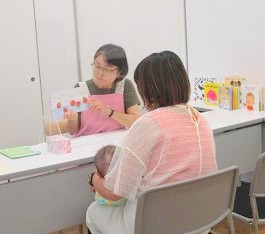 中央館で「読みきかせ体験」をしている様子