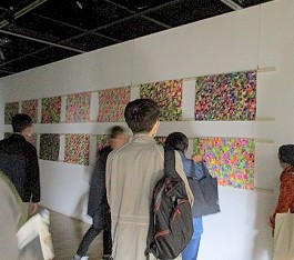 3階の展示会場を鑑賞している様子