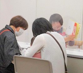 中央館で「読みきかせ体験」をしている様子