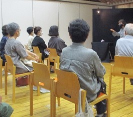 夜久野分館で「大人のためのおはなし会」を開催している様子