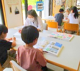 中央館で「おはなしのひろば」をしている様子