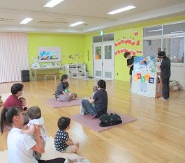 大江分館で「おはなし会」をしている様子