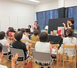 「おとなのための音楽とおはなしの会」の様子