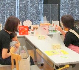 中央館で「読みきかせ体験」をしている様子