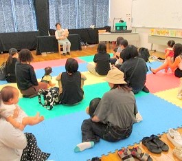 中央館で「えほんのへや」をしている様子