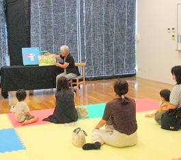 中央館で「おはなしのひろば」をしている様子