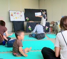 大江分館で「おはなし会」をしている様子