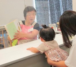 中央館で「読みきかせ体験」をしている様子