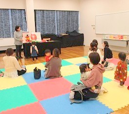 中央館で「おはなしのひろば」をしている様子