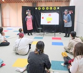 夜久野分館で「おはなし会」をしている様子