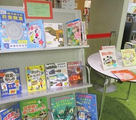 中央館で寄贈記念展示（国際ソロプチミスト福知山様）の様子