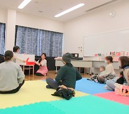 中央館で「えほんのへや」をしている様子