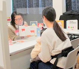 中央館で「読みきかせ体験」をしている様子