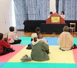 中央館で「えほんのへや」をしている様子