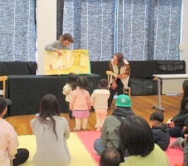 中央館で「おはなしのひろば」をしている様子