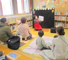 夜久野分館で「おはなしのへや」をしている様子