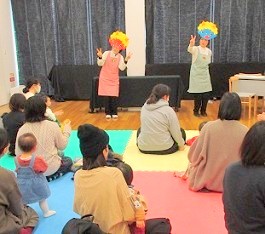 中央館で「えほんのへや」をしている様子