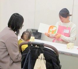 中央館で「読みきかせ体験」をしている様子